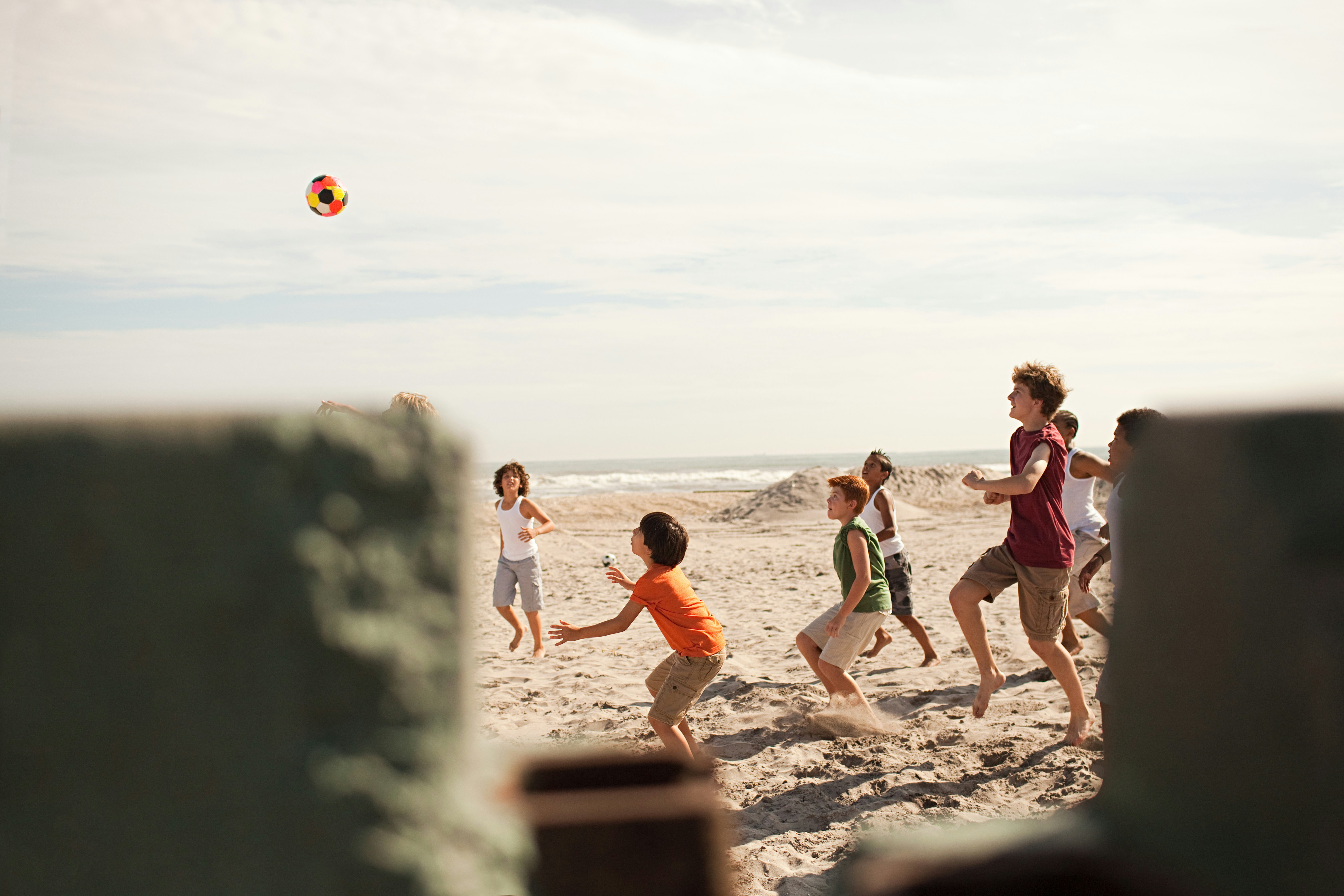 enfants jouant sur la plage